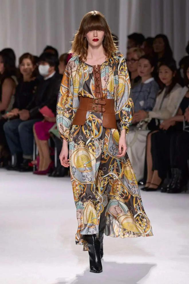 九游体育网站：TaeAshida2024秋冬系列西服与裙装的搭配(图6)