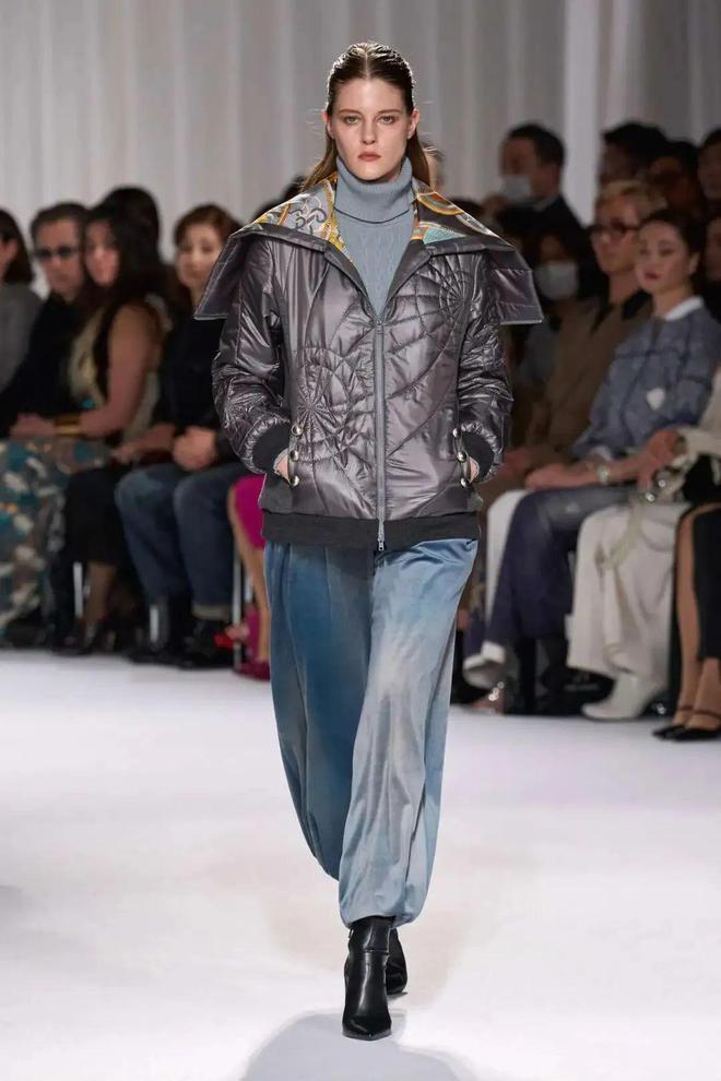 九游体育网站：TaeAshida2024秋冬系列西服与裙装的搭配(图5)