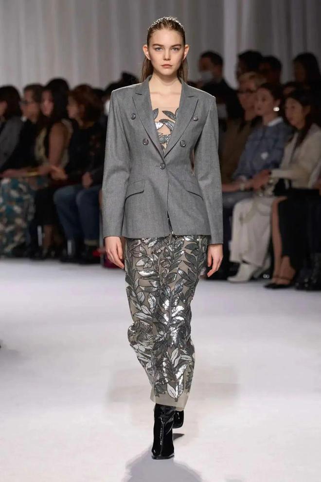 九游体育网站：TaeAshida2024秋冬系列西服与裙装的搭配(图7)