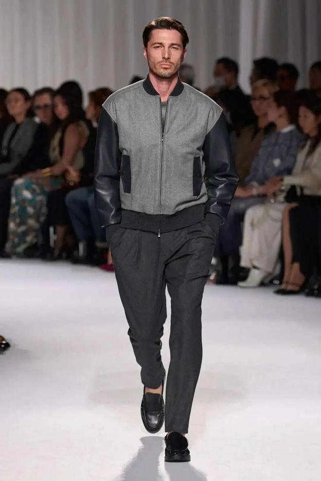 九游体育网站：TaeAshida2024秋冬系列西服与裙装的搭配(图8)