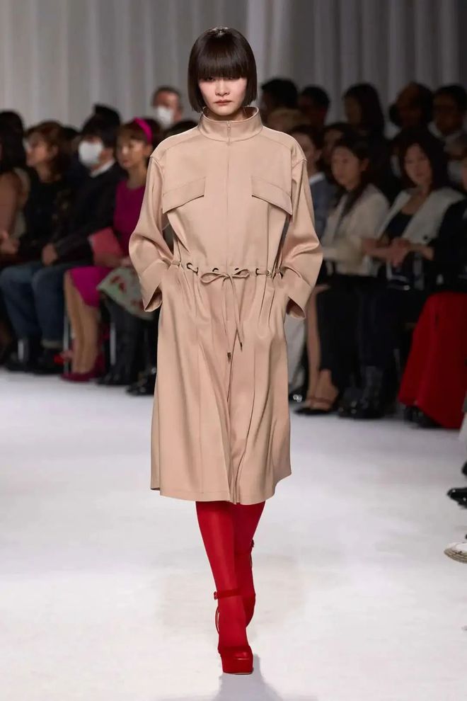 九游体育网站：TaeAshida2024秋冬系列西服与裙装的搭配(图9)