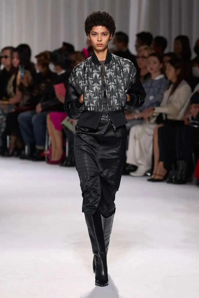 九游体育网站：TaeAshida2024秋冬系列西服与裙装的搭配(图10)