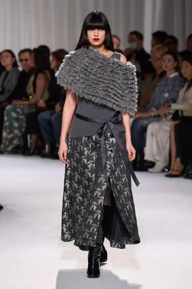 九游体育网站：TaeAshida2024秋冬系列西服与裙装的搭配(图11)