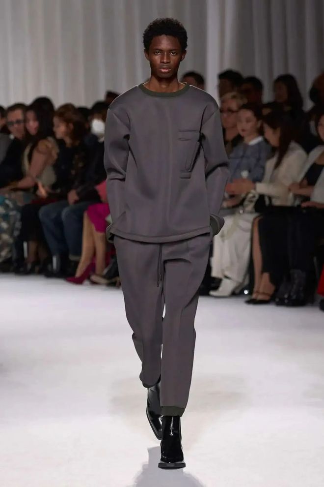 九游体育网站：TaeAshida2024秋冬系列西服与裙装的搭配(图12)