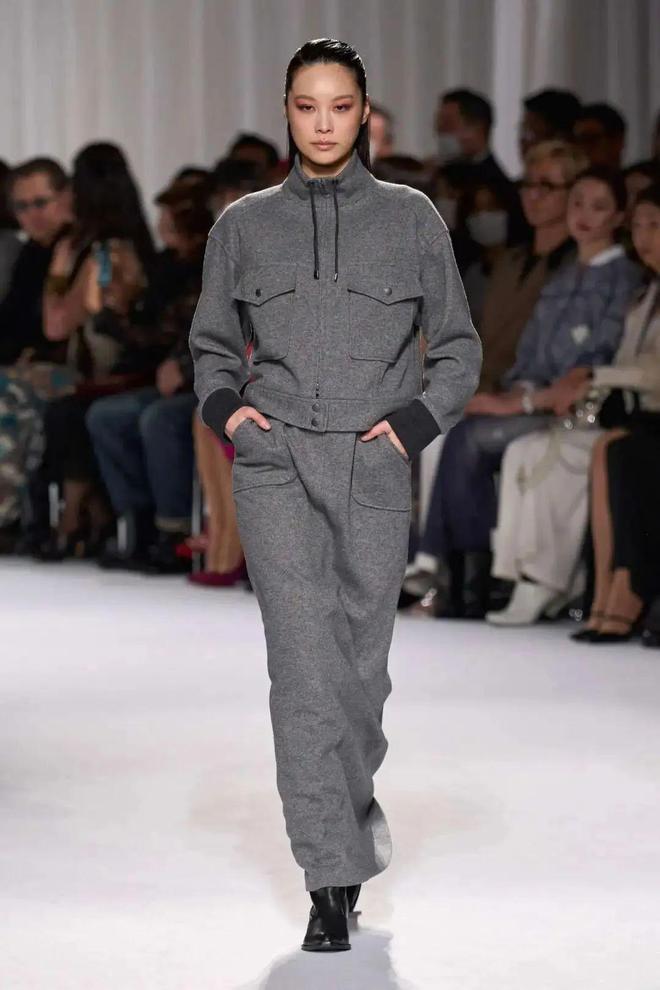 九游体育网站：TaeAshida2024秋冬系列西服与裙装的搭配(图14)