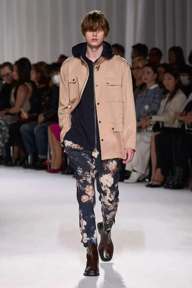 九游体育网站：TaeAshida2024秋冬系列西服与裙装的搭配(图15)