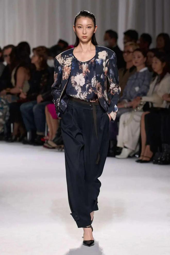 九游体育网站：TaeAshida2024秋冬系列西服与裙装的搭配(图17)