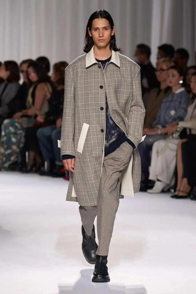 九游体育网站：TaeAshida2024秋冬系列西服与裙装的搭配(图16)