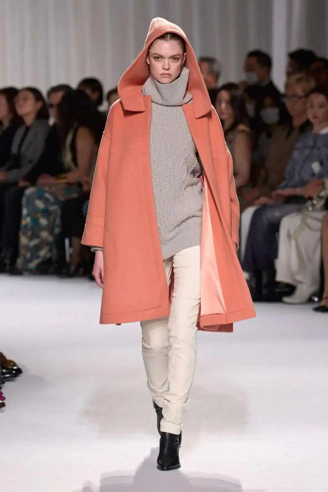 九游体育网站：TaeAshida2024秋冬系列西服与裙装的搭配(图18)