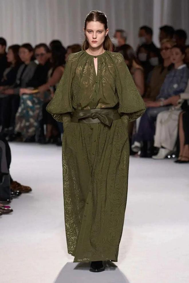 九游体育网站：TaeAshida2024秋冬系列西服与裙装的搭配(图20)