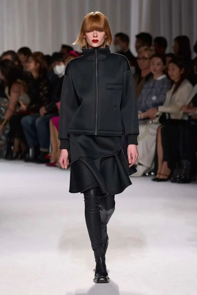 九游体育网站：TaeAshida2024秋冬系列西服与裙装的搭配(图19)