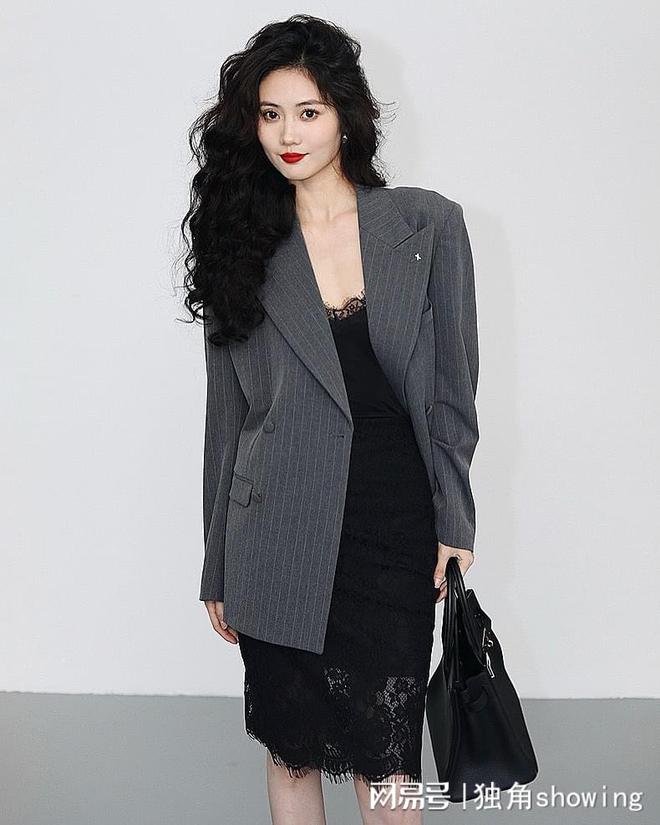 西装搭短裙：职业装新风潮引领时尚潮流(图1)
