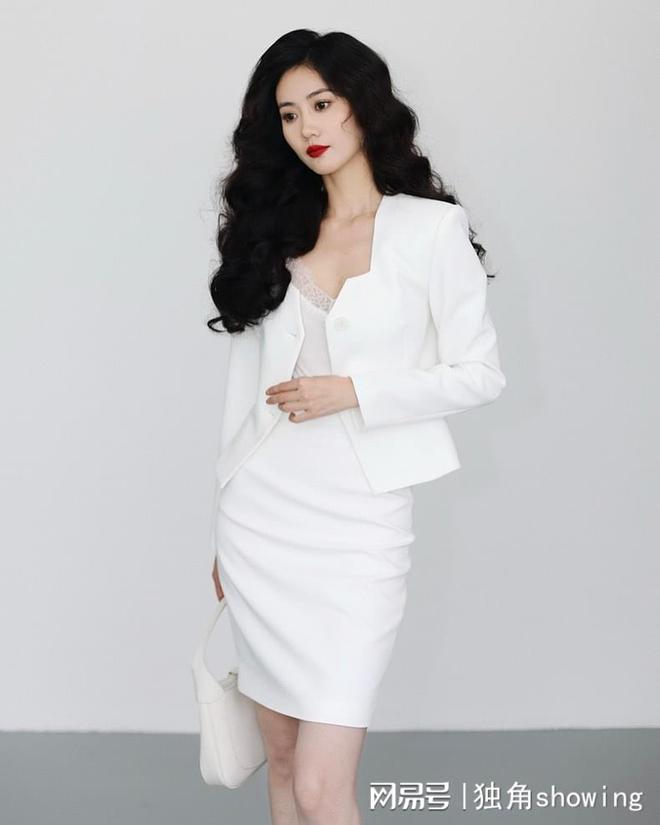 西装搭短裙：职业装新风潮引领时尚潮流(图2)