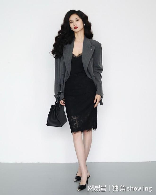 西装搭短裙：职业装新风潮引领时尚潮流(图3)