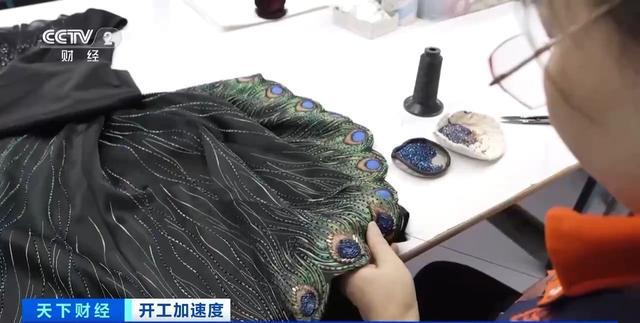 国潮服饰持续火热！广东服装厂赶单忙(图2)