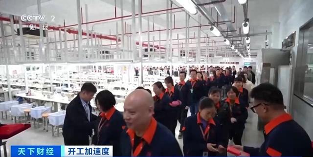 国潮服饰持续火热！广东服装厂赶单忙(图1)