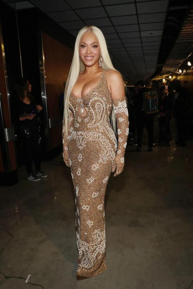 不穿蓬蓬裙走红毯那穿什么？(图1)