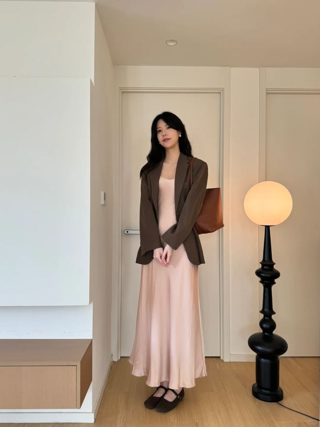 九游体育网站：西装+连衣裙才是“王炸穿搭”优雅干练早春凹造型必须安排(图1)