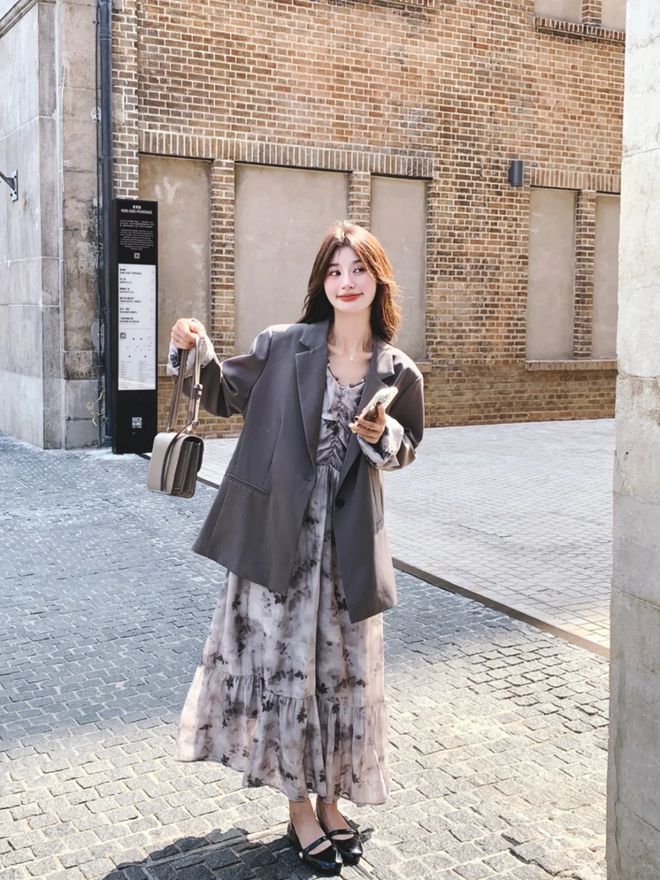 九游体育网站：西装+连衣裙才是“王炸穿搭”优雅干练早春凹造型必须安排(图7)