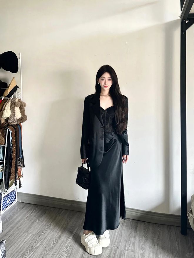 九游体育网站：西装+连衣裙才是“王炸穿搭”优雅干练早春凹造型必须安排(图8)