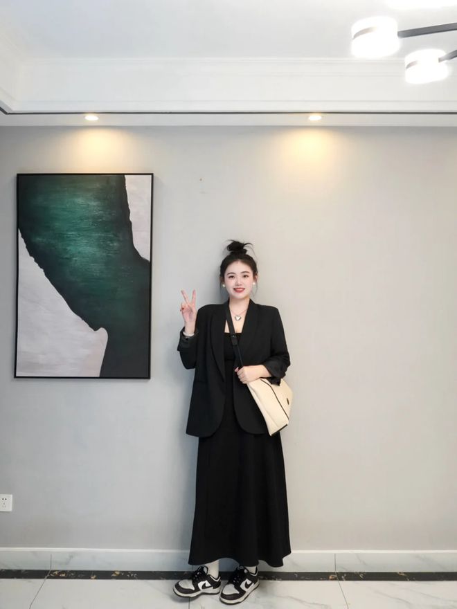 九游体育网站：西装+连衣裙才是“王炸穿搭”优雅干练早春凹造型必须安排(图10)