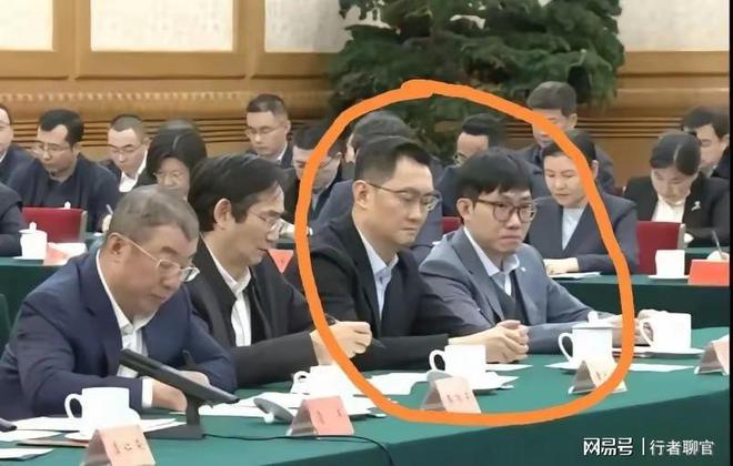 85后梁文锋坐马化腾旁和众多大佬一同参会2次参会穿同1件西装(图4)