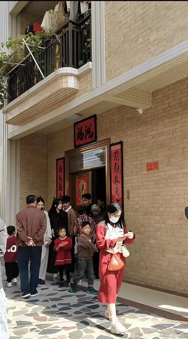 85后梁文锋坐马化腾旁和众多大佬一同参会2次参会穿同1件西装(图2)