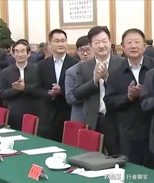 85后梁文锋坐马化腾旁和众多大佬一同参会2次参会穿同1件西装(图5)