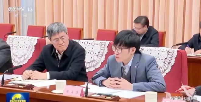 85后梁文锋坐马化腾旁和众多大佬一同参会2次参会穿同1件西装(图3)