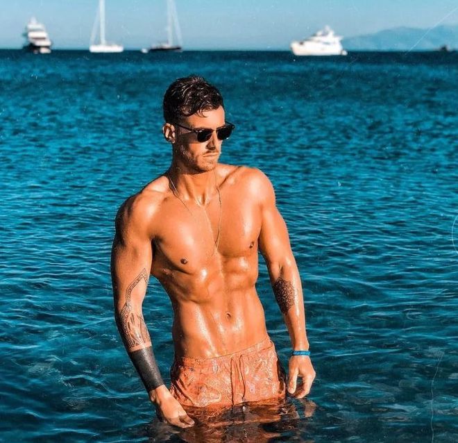 九游体育：学会搞定体型bug永久解决无效穿搭(图12)