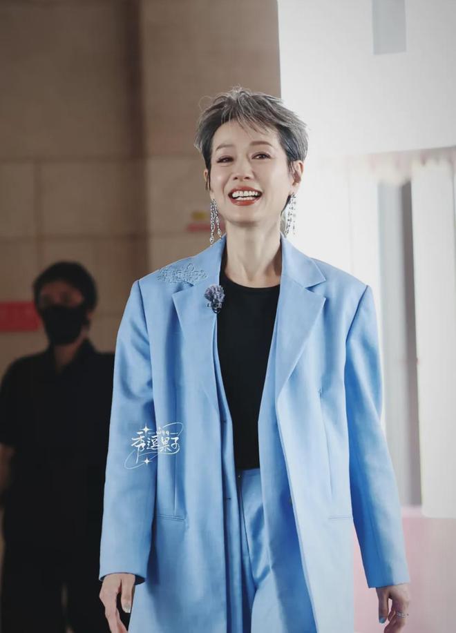 看了61岁的叶童的穿搭我发现发不染西装成套穿老了也很美(图1)