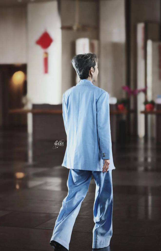 看了61岁的叶童的穿搭我发现发不染西装成套穿老了也很美(图3)