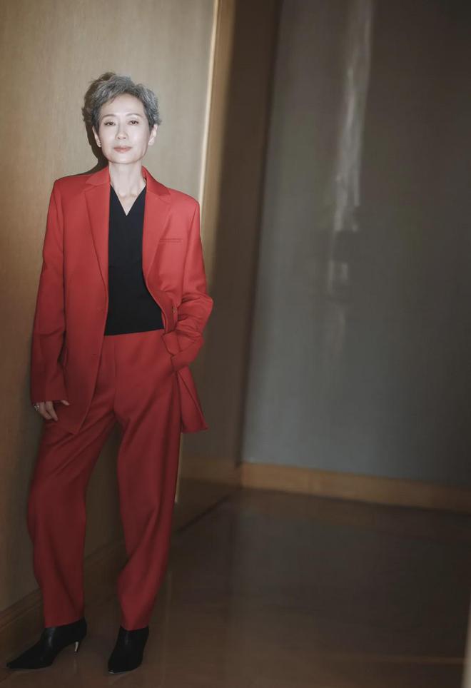 看了61岁的叶童的穿搭我发现发不染西装成套穿老了也很美(图4)
