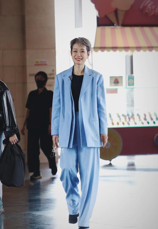 看了61岁的叶童的穿搭我发现发不染西装成套穿老了也很美(图2)