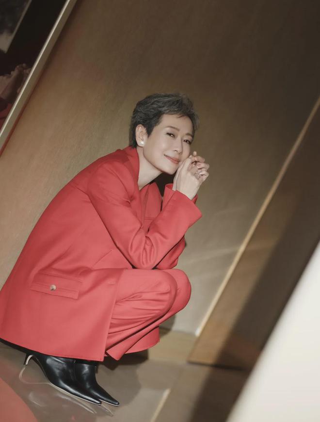 看了61岁的叶童的穿搭我发现发不染西装成套穿老了也很美(图5)