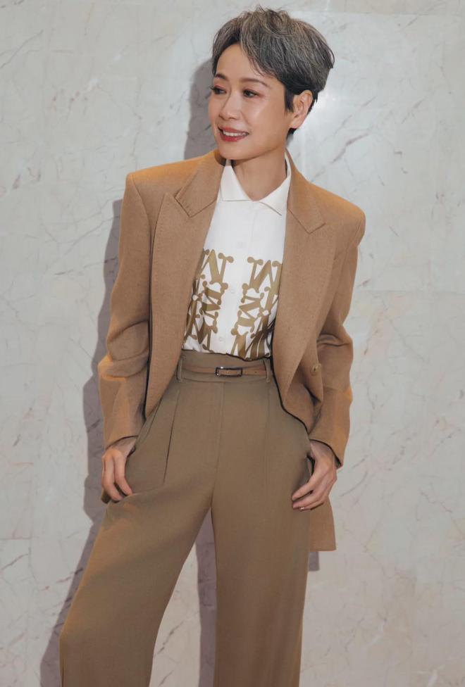 看了61岁的叶童的穿搭我发现发不染西装成套穿老了也很美(图7)