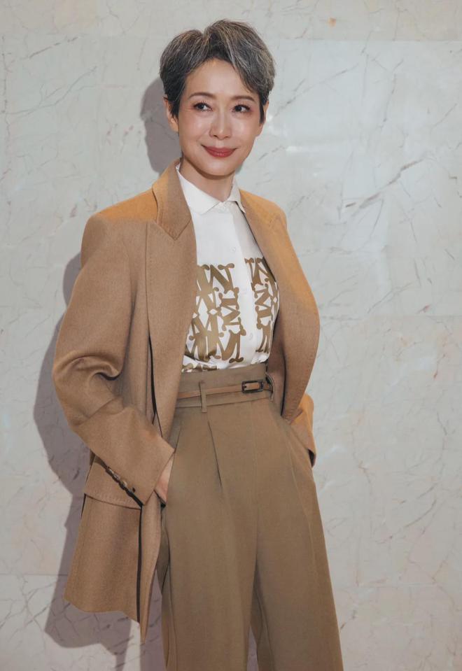 看了61岁的叶童的穿搭我发现发不染西装成套穿老了也很美(图6)