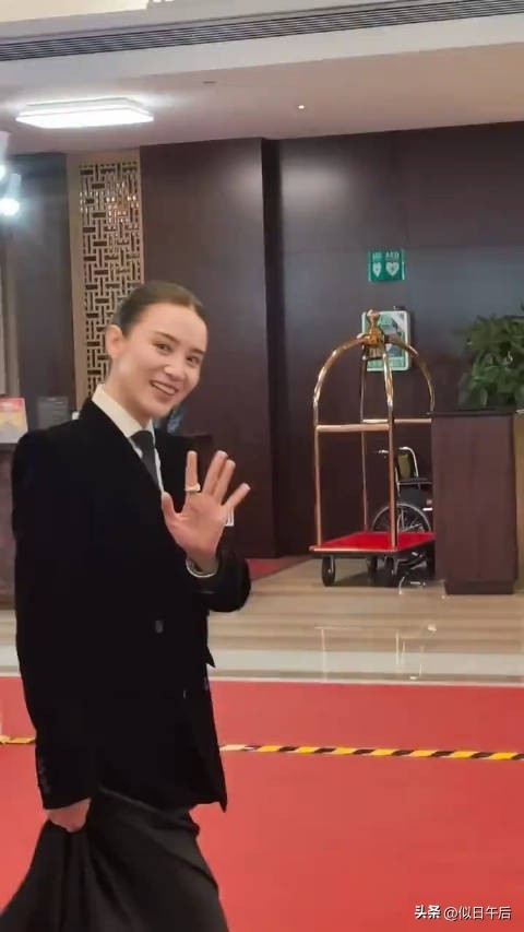 宋佳亮相红毯西装领带配长裙独特造型惊艳全场(图1)