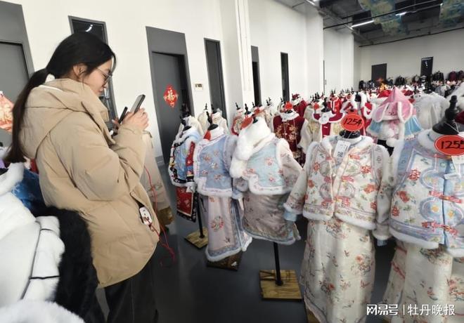 九游体育：曹县汉服拜年服单季狂卖4亿！小县城如何逆袭成国潮顶流？(图3)