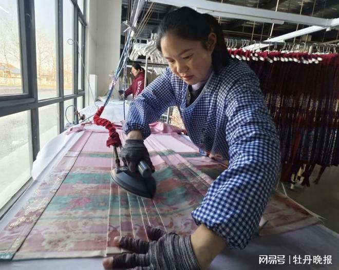 九游体育：曹县汉服拜年服单季狂卖4亿！小县城如何逆袭成国潮顶流？(图4)