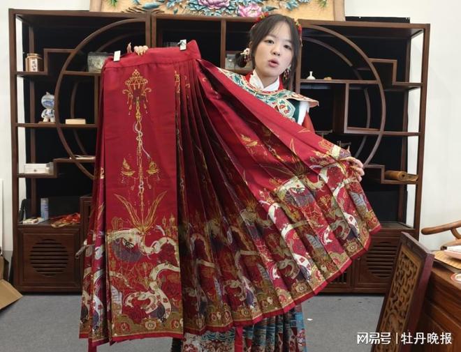 九游体育：曹县汉服拜年服单季狂卖4亿！小县城如何逆袭成国潮顶流？(图1)