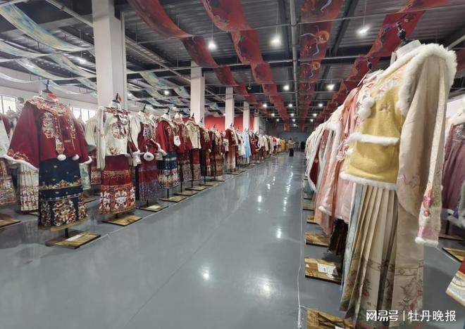 九游体育：曹县汉服拜年服单季狂卖4亿！小县城如何逆袭成国潮顶流？(图2)