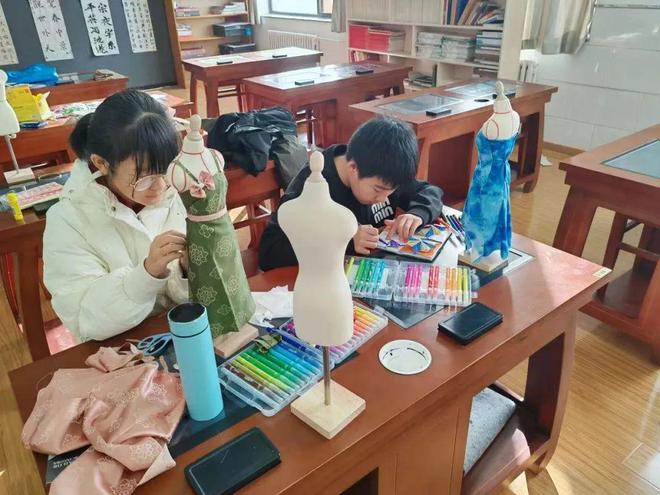 初中生爆改传统服饰！北京这所学校的服装设计作品很哇塞(图3)