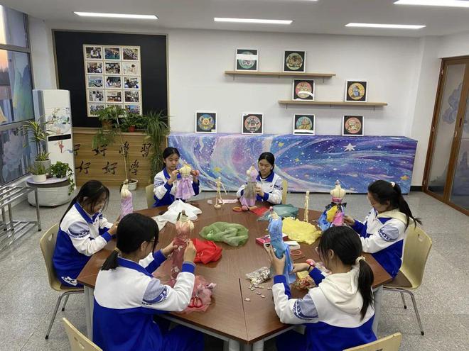 初中生爆改传统服饰！北京这所学校的服装设计作品很哇塞(图4)