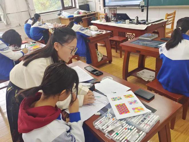 初中生爆改传统服饰！北京这所学校的服装设计作品很哇塞(图1)