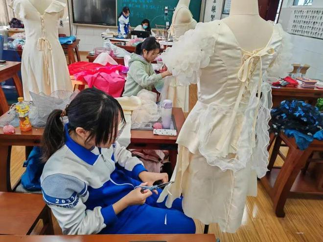 初中生爆改传统服饰！北京这所学校的服装设计作品很哇塞(图2)
