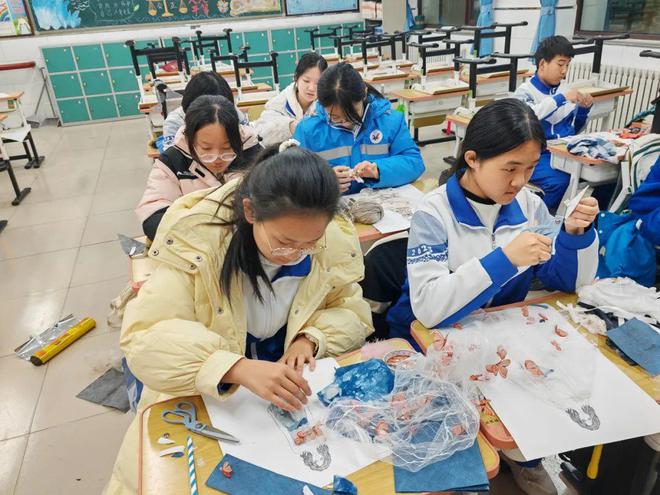 初中生爆改传统服饰！北京这所学校的服装设计作品很哇塞(图6)