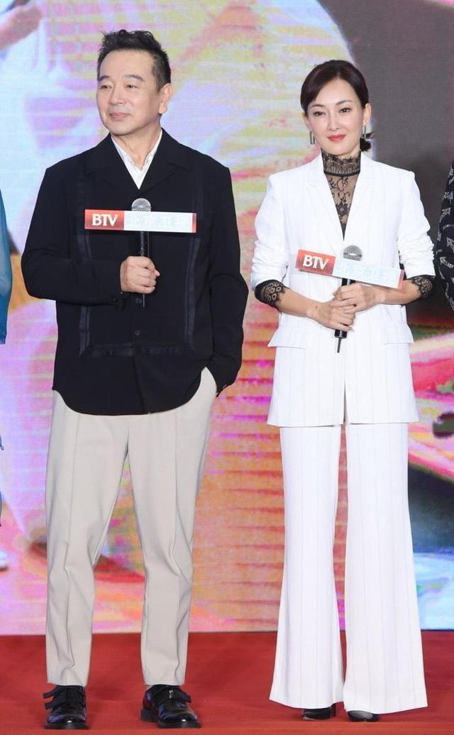 九游体育：168高的牛莉西装喇叭裤惊艳全场！你绝对不能错过！(图3)