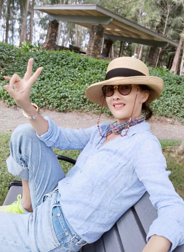 九游体育：168高的牛莉西装喇叭裤惊艳全场！你绝对不能错过！(图6)