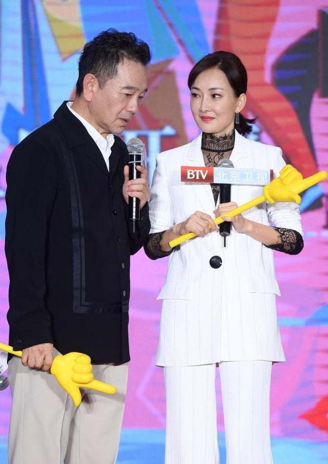 九游体育：168高的牛莉西装喇叭裤惊艳全场！你绝对不能错过！(图4)